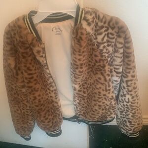 Girls Fuzzy Animal Print zip up Bomber Jacket! 🐯